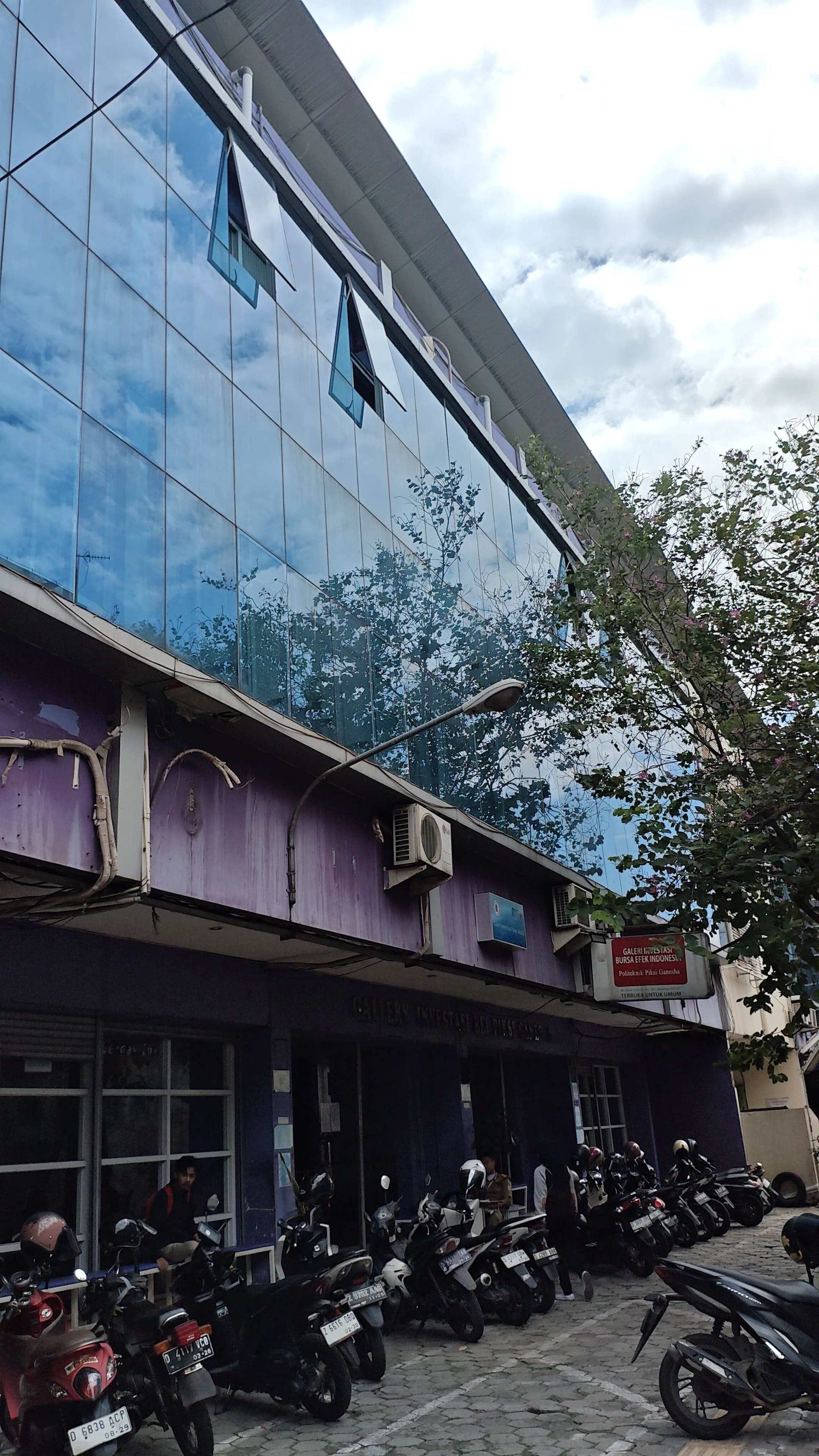 Ramah Kendaraan Mahasiswa, Politeknik Piksi Ganesha Sediakan Area Parkir Luas